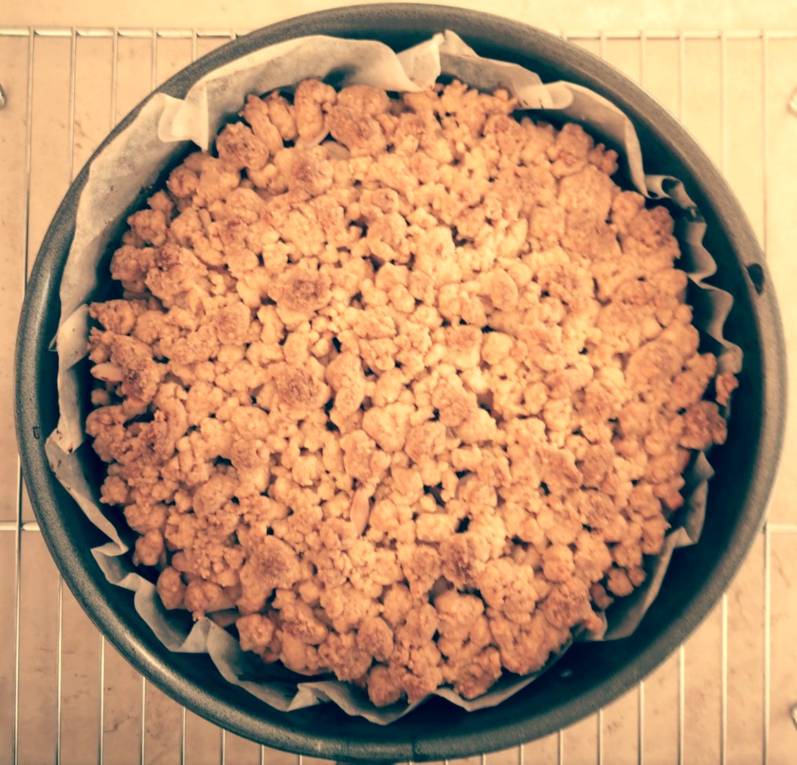 German Apple Crumble Cake